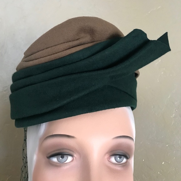 DISTINGUISHED 1940s TAUPE & GREEN FELT TURBAN WITH LONG GREEN VEILING - Picture 10 of 14